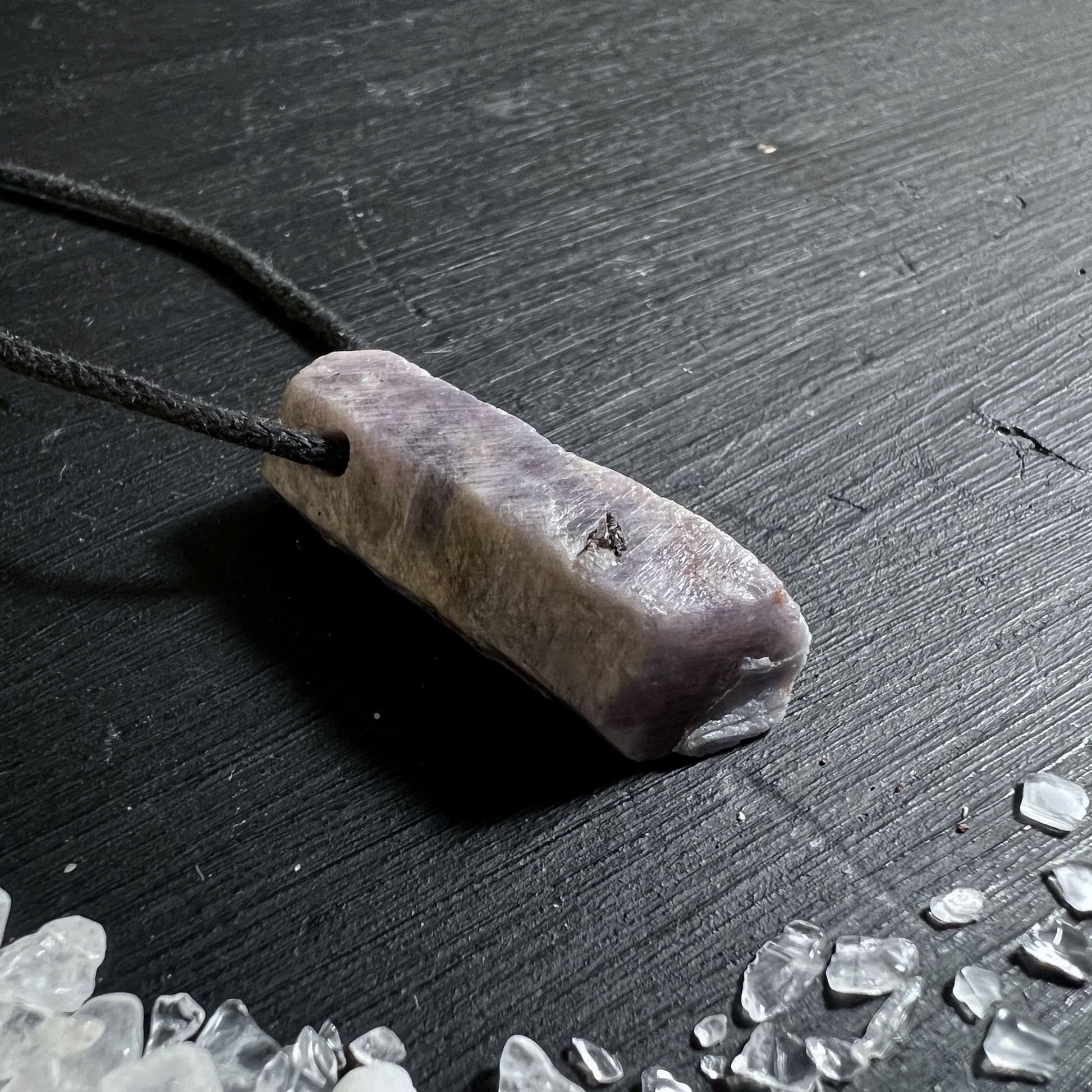 Pink Saphir Rohstein gebohrt für Kette zartes Rosa-Lila