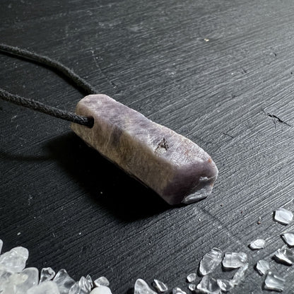 Pink Saphir Rohstein gebohrt für Kette zartes Rosa-Lila