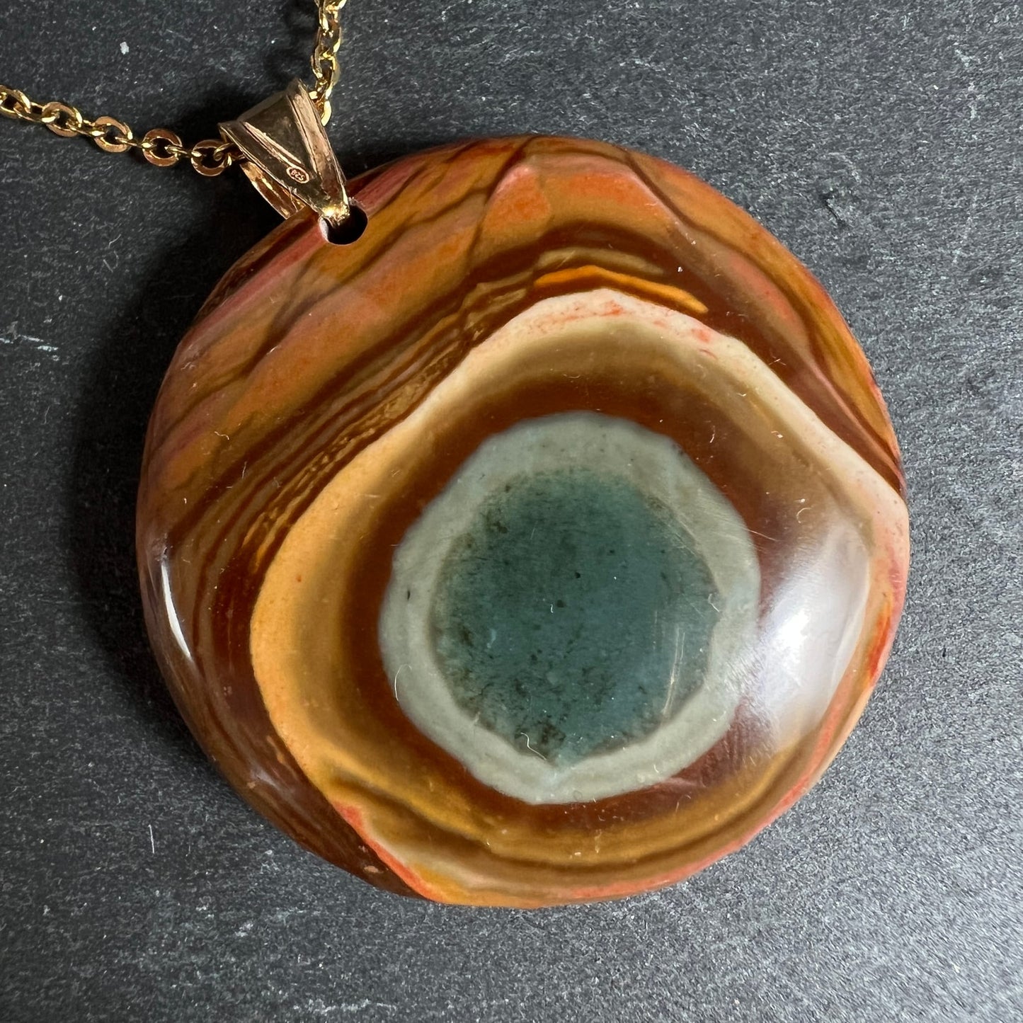 Polychrom Jaspis Rückseite | Bänderung orange-braun | grün-graues Zentrum | Happy Minerals