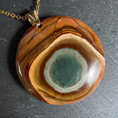 Polychrom Jaspis Rückseite | Bänderung orange-braun | grün-graues Zentrum | Happy Minerals