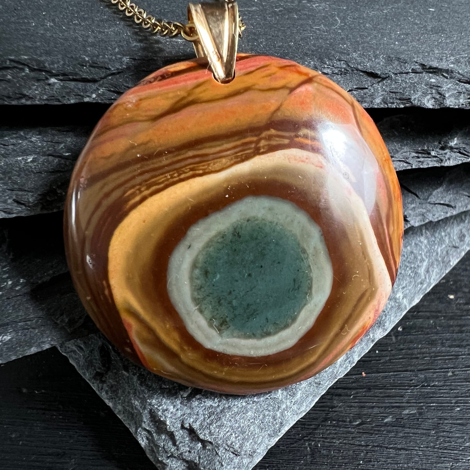 Polychrom Jaspis Anhänger | warme Erdtöne | Achat-Auge mit türkisem Kern | Happy Minerals