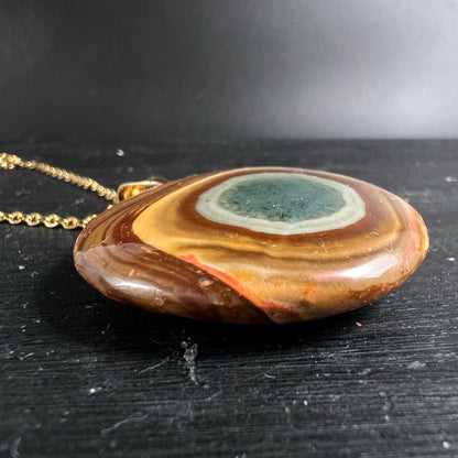 Polychrom Jaspis Anhänger seitlich | Profilansicht mit Wölbung | Happy Minerals Unikat