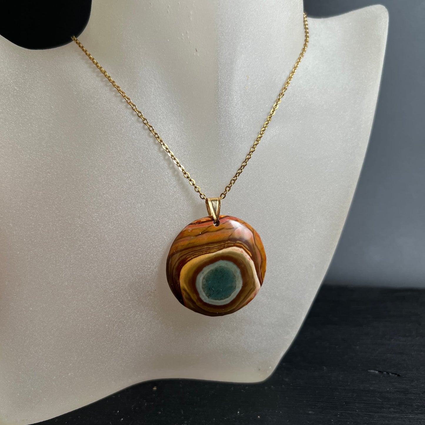 Polychrom Jaspis Kette am Schmuckständer | goldene Kette | Happy Minerals Präsentation
