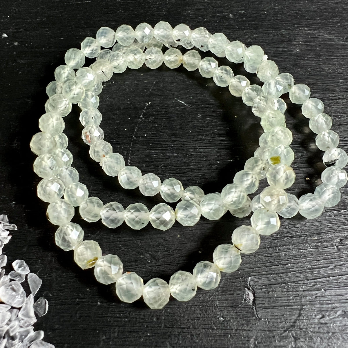 Prehnit Armband | zartes Mintgrün | drei Armbänder aufgerollt | facettierte Kugeln | schwarzer Hintergrund | Happy Minerals