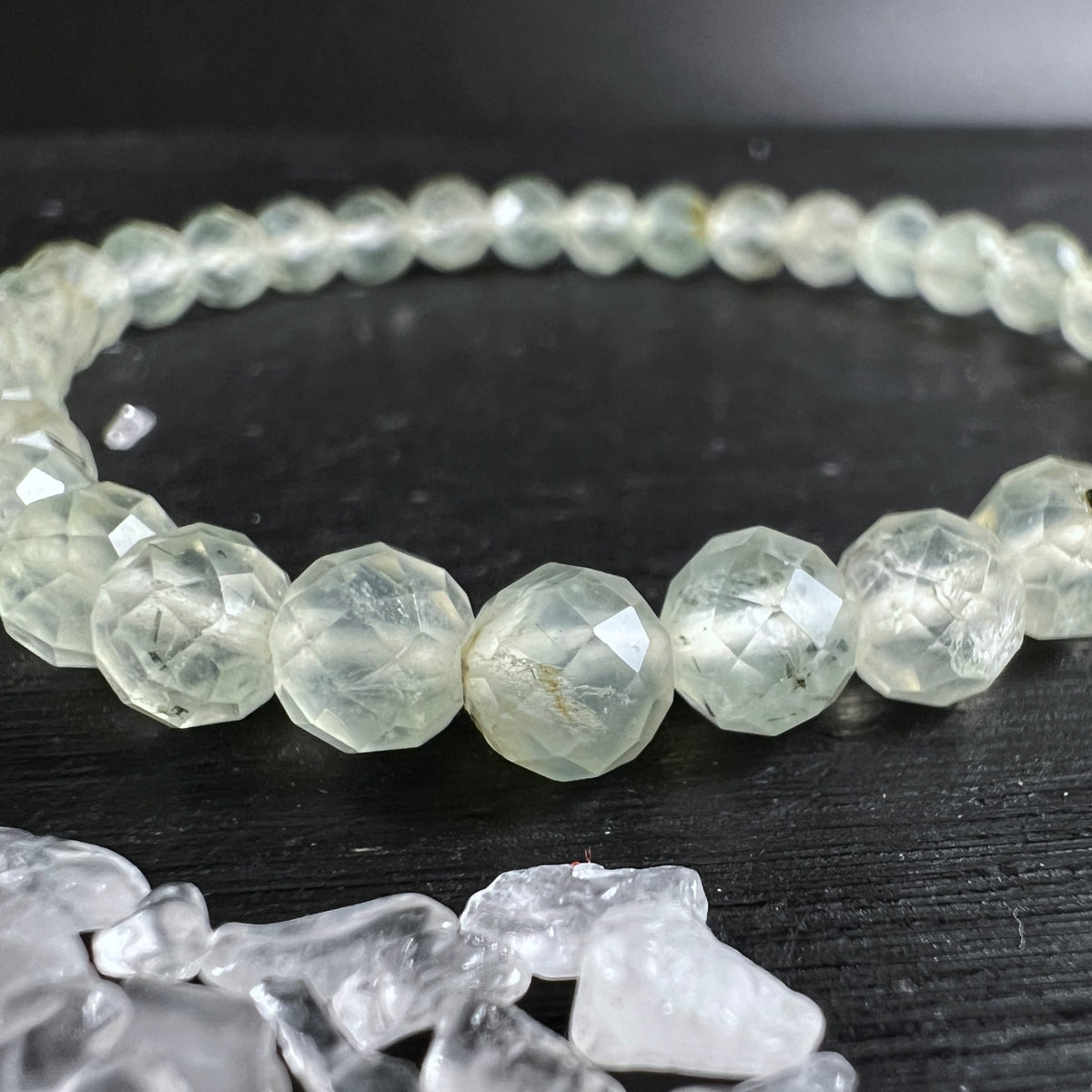 Prehnit Armband | Close-Up | honiggelbe Einschlüsse | glasklare Facetten | mintgrüne Kugeln 6mm | Happy Minerals