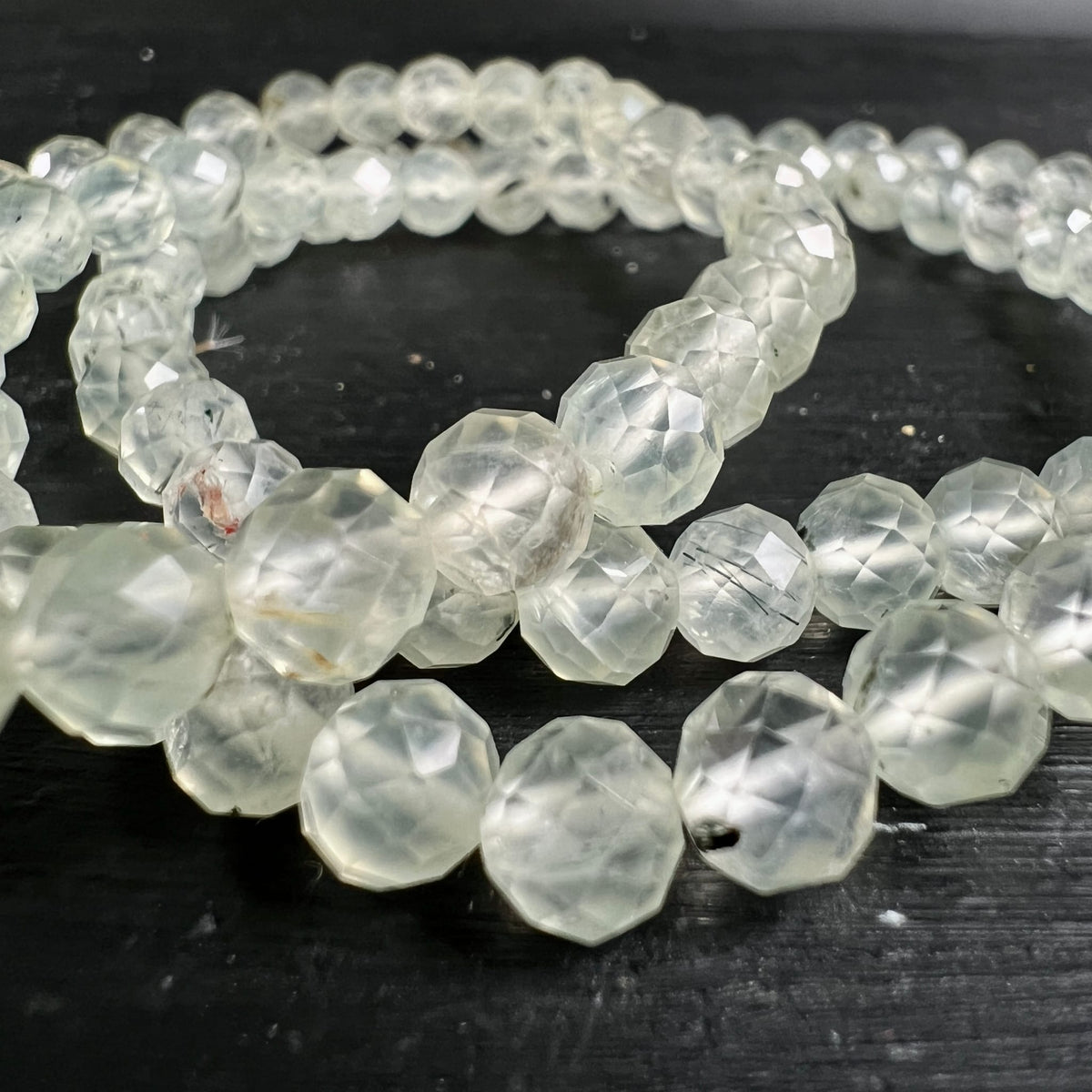 Prehnit Armband | mehrere Armbänder | eisgrüner Glanz | detailreiche Facetten | natürliche Maserung | Happy Minerals