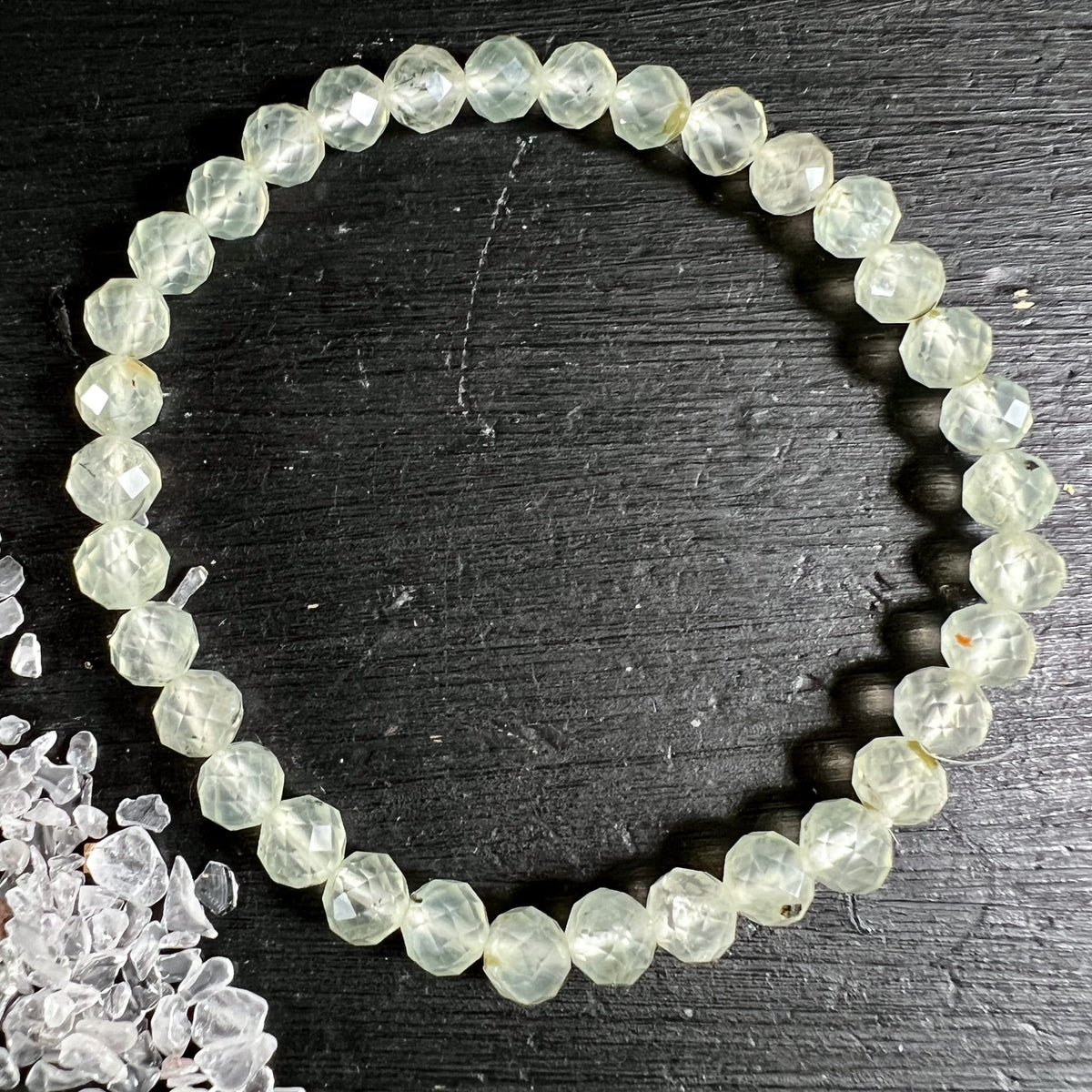 Prehnit Armband | einzelnes Armband | blassgrüne Kugeln | kreisförmig gelegt | eiszarte Transparenz | Happy Minerals