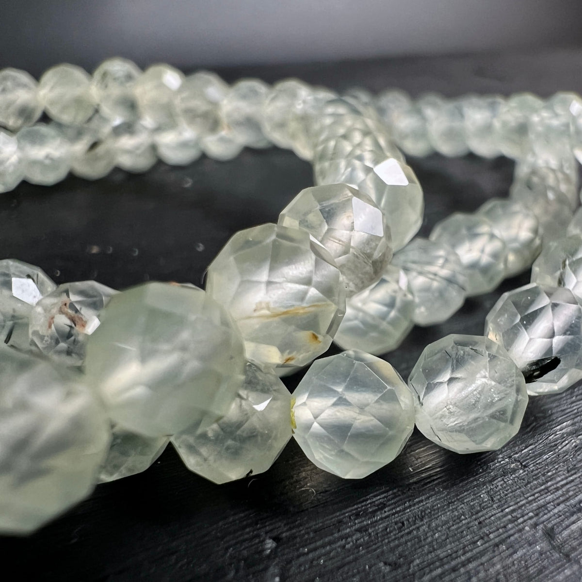 Prehnit Armband | extreme Nahaufnahme | perlmuttartige Reflexe | zarte Schlieren | facettierte 6mm Kugeln | Happy Minerals