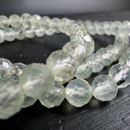 Prehnit Armband | extreme Nahaufnahme | perlmuttartige Reflexe | zarte Schlieren | facettierte 6mm Kugeln | Happy Minerals