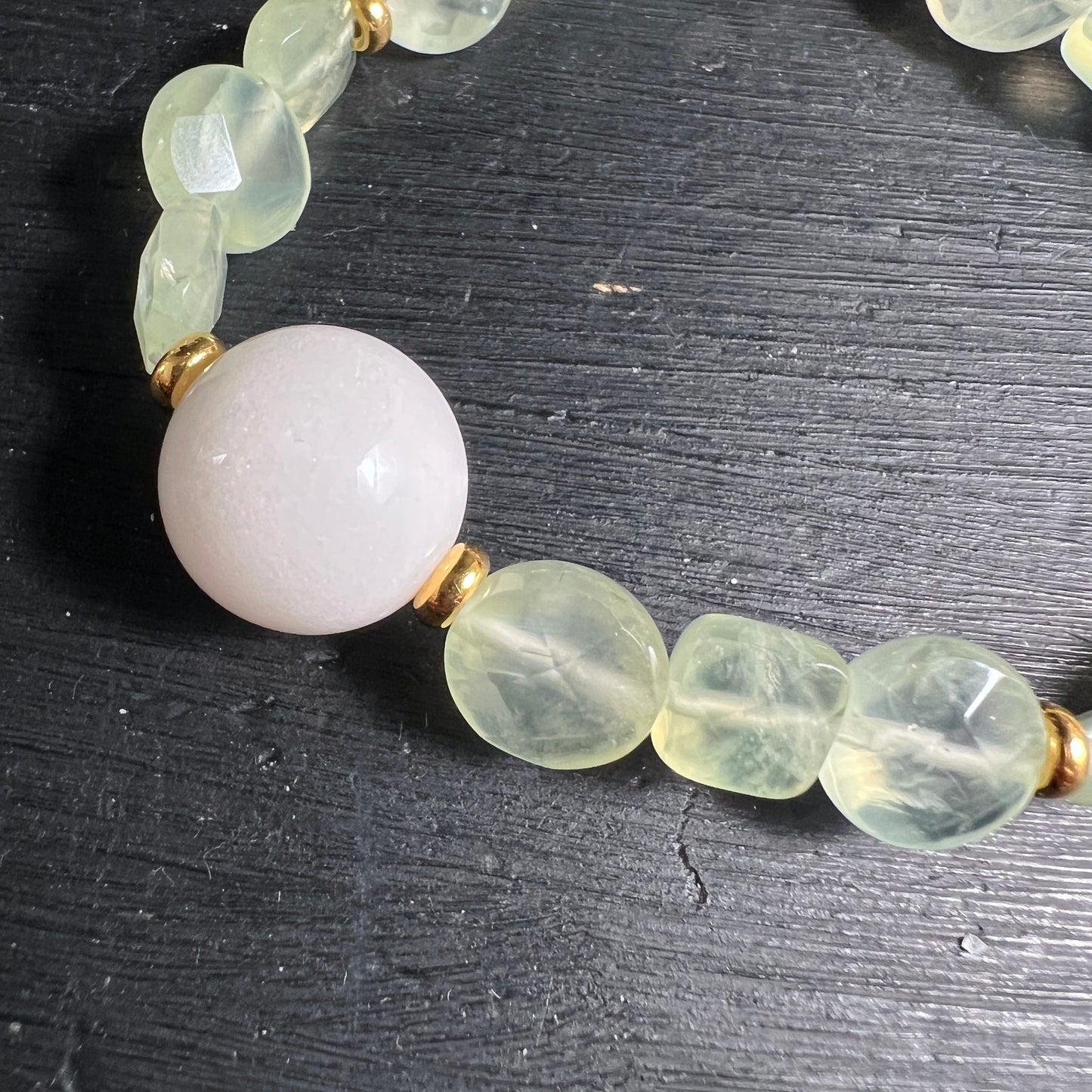 Prehnit Armband Detailaufnahme | weisse Jade | facettierte flache Perlen | Sterlingsilber | Happy Minerals