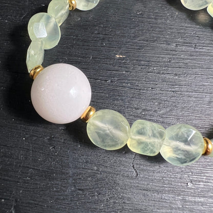 Prehnit Armband Detailaufnahme | weisse Jade | facettierte flache Perlen | Sterlingsilber | Happy Minerals