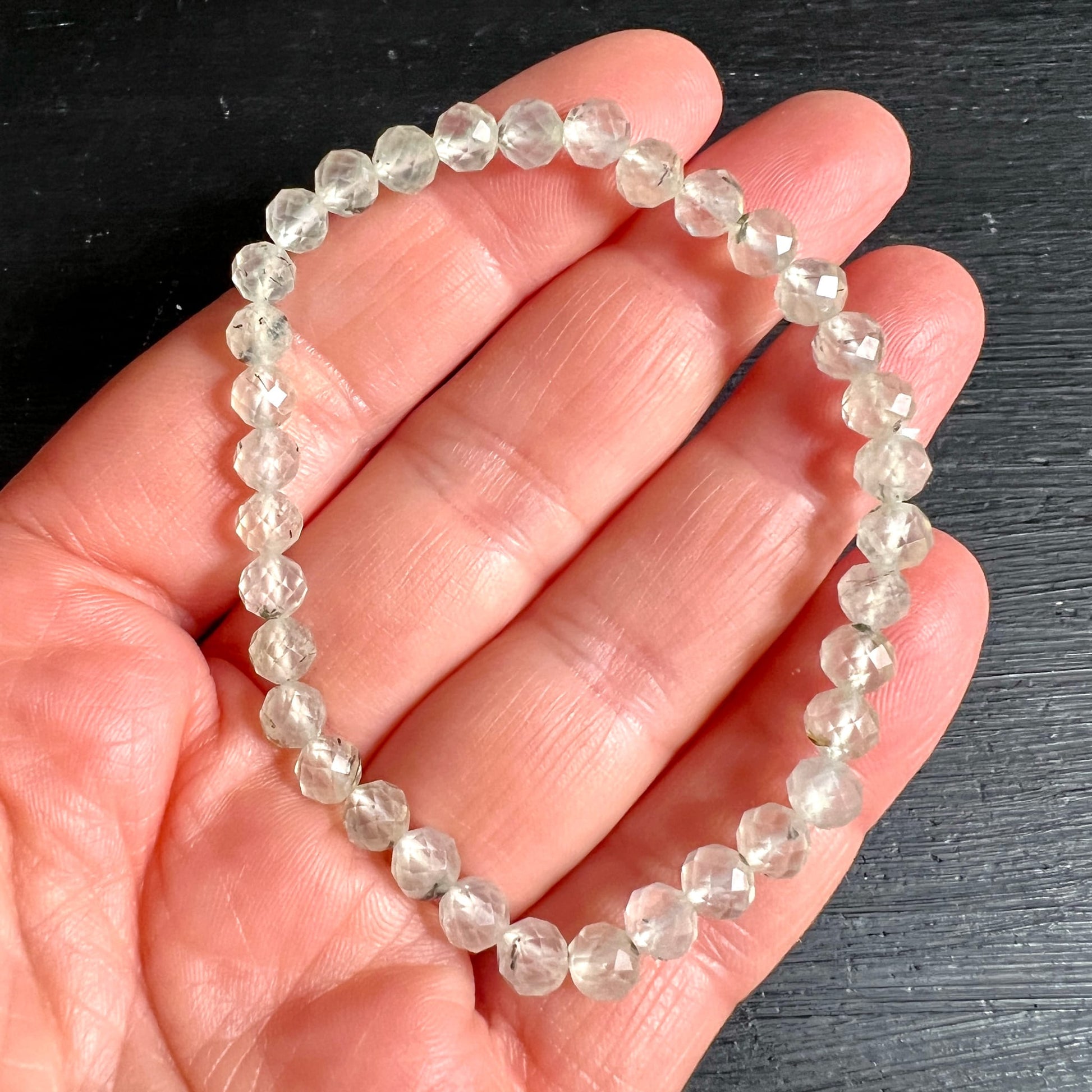 Prehnit Armband facettiert | auf offener Handfläche | transluzente Perlen | kristallklares Mintgrün | Happy Minerals