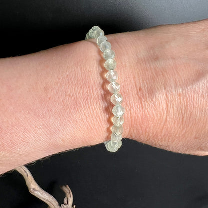 Prehnit Armband facettiert | getragen am Handgelenk | zarte mintgrüne Perlen | eleganter Sitz | Happy Minerals