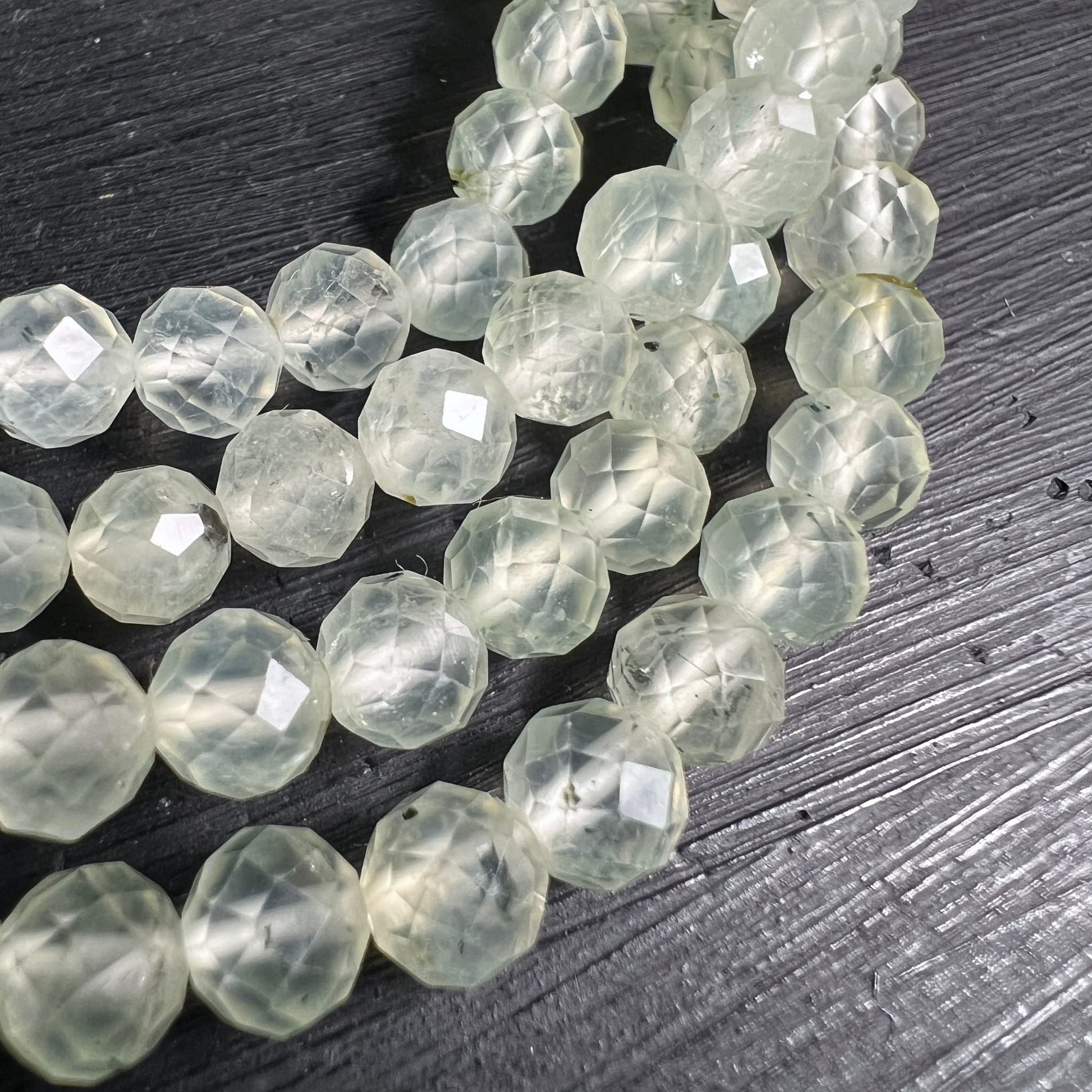 Prehnit Armband facettiert | Makro mehrerer Perlen | vielflächige Schliffe | sanftes Grünweiß | Happy Minerals