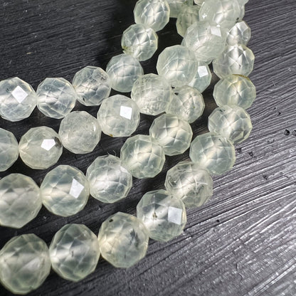 Prehnit Armband facettiert | Makro mehrerer Perlen | vielflächige Schliffe | sanftes Grünweiß | Happy Minerals