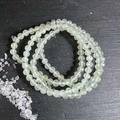 Prehnit Armband facettiert | drei Armbänder gestapelt | zartes Mintgrün | schwarzer Hintergrund | Happy Minerals