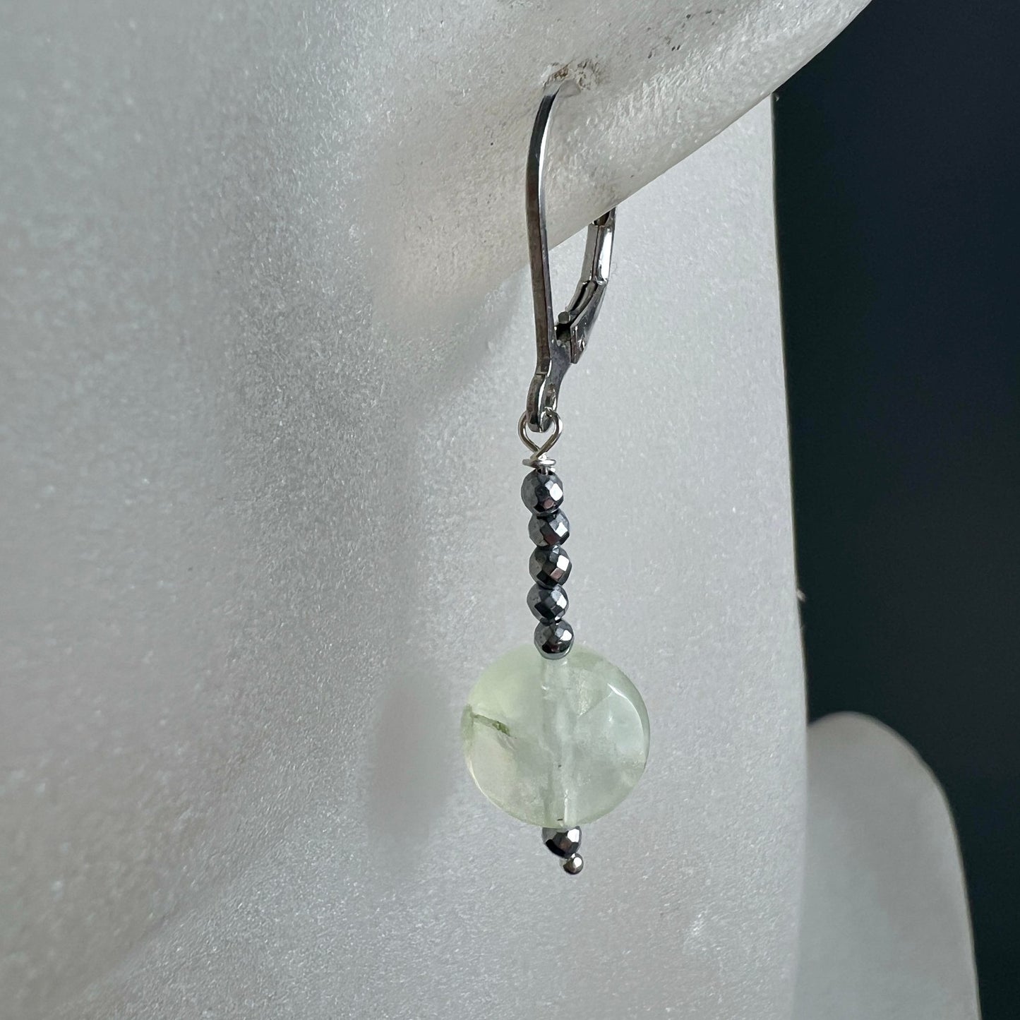Prehnit Ohrhänger Detail | Mali | grüne Nuancen | Silber Verschluss | Ohrmodell Ansicht | Happy Minerals