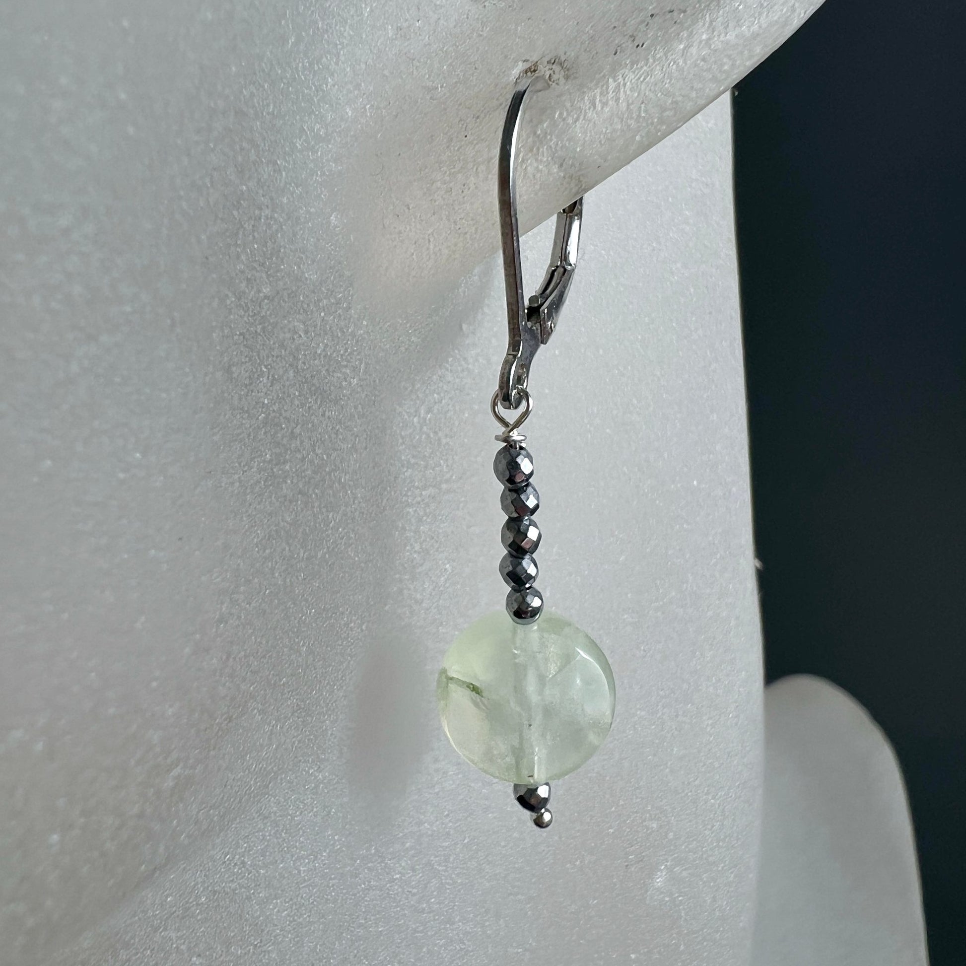 Prehnit Ohrhänger Detail | Mali | grüne Nuancen | Silber Verschluss | Ohrmodell Ansicht | Happy Minerals