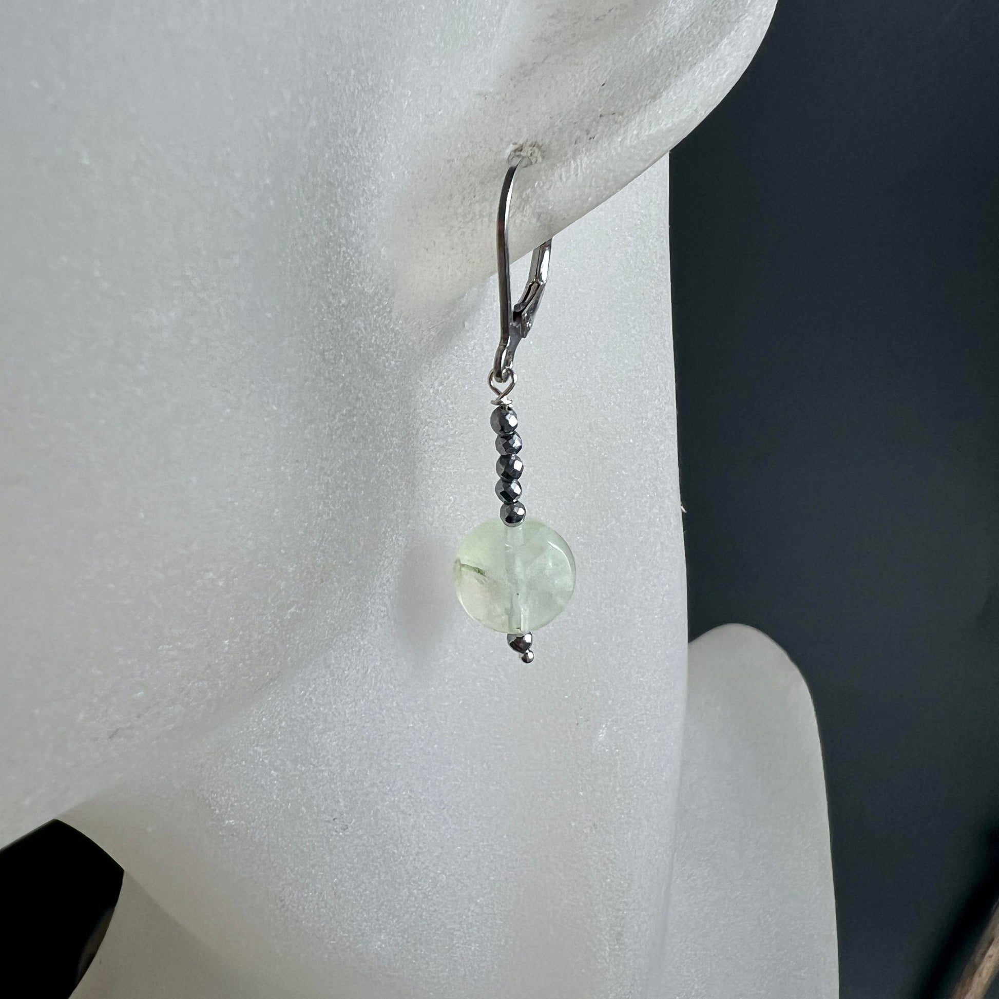 Prehnit Ohrringe einzeln | Mali | flache Perle | Silber | weißer Hintergrund | Ohrmodell | Happy Minerals