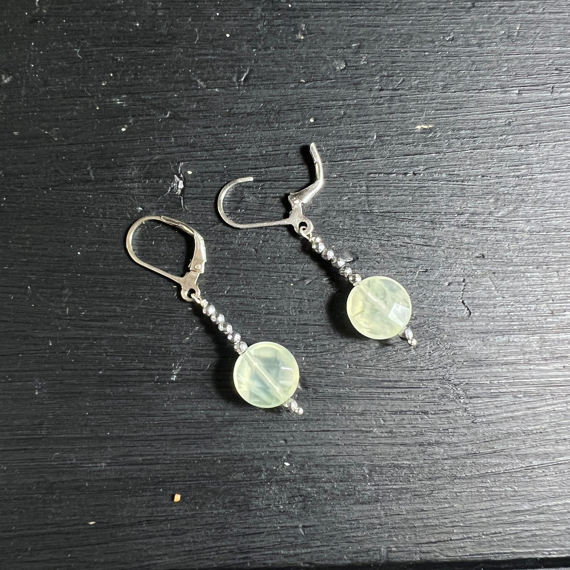 Prehnit Ohrhänger | Mali | zarte grüne Töne | Silber Bügelverschluss | Holzhintergrund | Happy Minerals