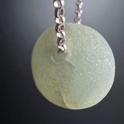 Prehnit | Rohstein | Nahaufnahme | zarte Struktur | Silberkette | Mali | Happy Minerals