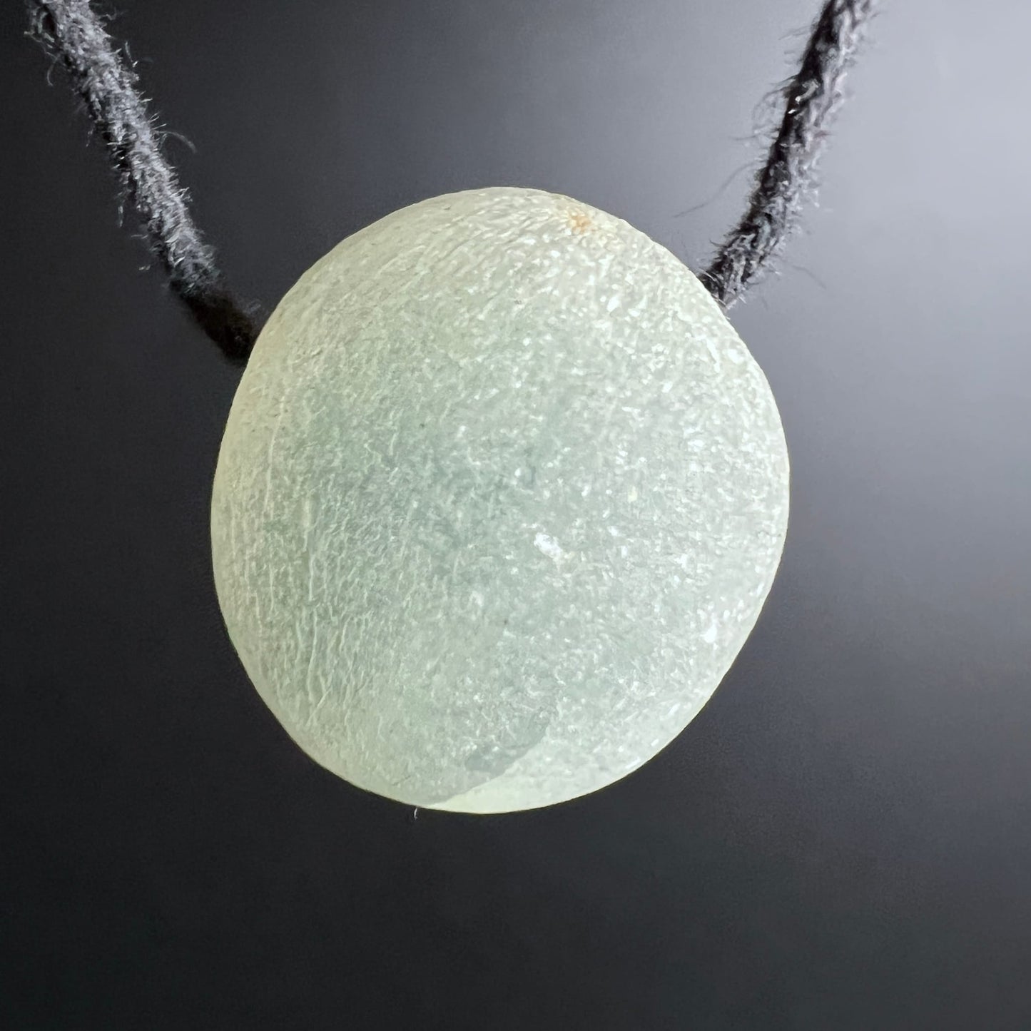 Prehnit | Rohstein | schwarze Kordel | milchig-grüne Oberfläche | Mali | Happy Minerals