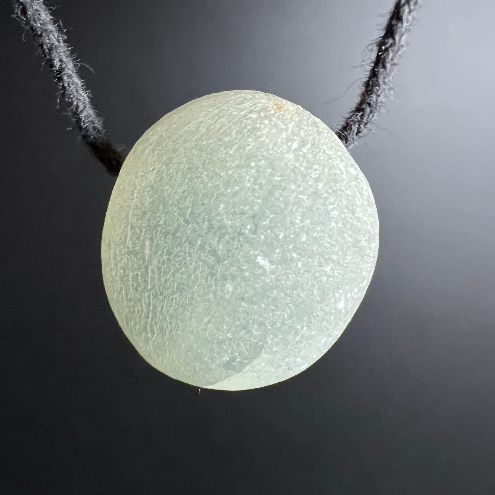 Prehnit | Rohstein | schwarze Kordel | milchig-grüne Oberfläche | Mali | Happy Minerals