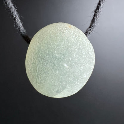 Prehnit | Rohstein | schwarze Kordel | milchig-grüne Oberfläche | Mali | Happy Minerals