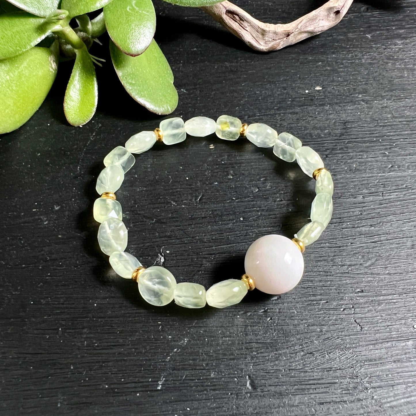 Prehnit | weisse Jade Armband | facettierte Perlen | Treibholz Deko | saftgrüne Sukkulente | Happy Minerals