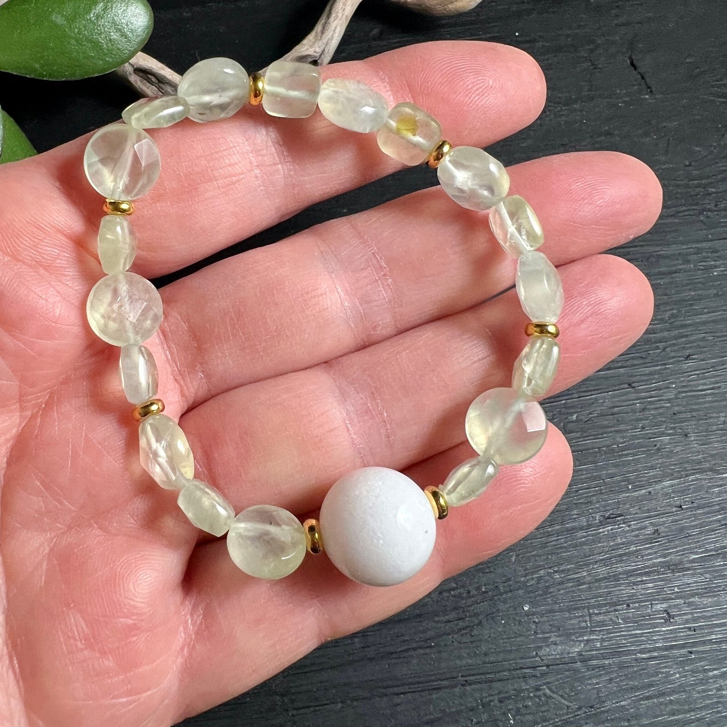 Prehnit | weisse Jade Armband | Hand Groessenvergleich | facettierte Perlen Mali | Unikat | Happy Minerals