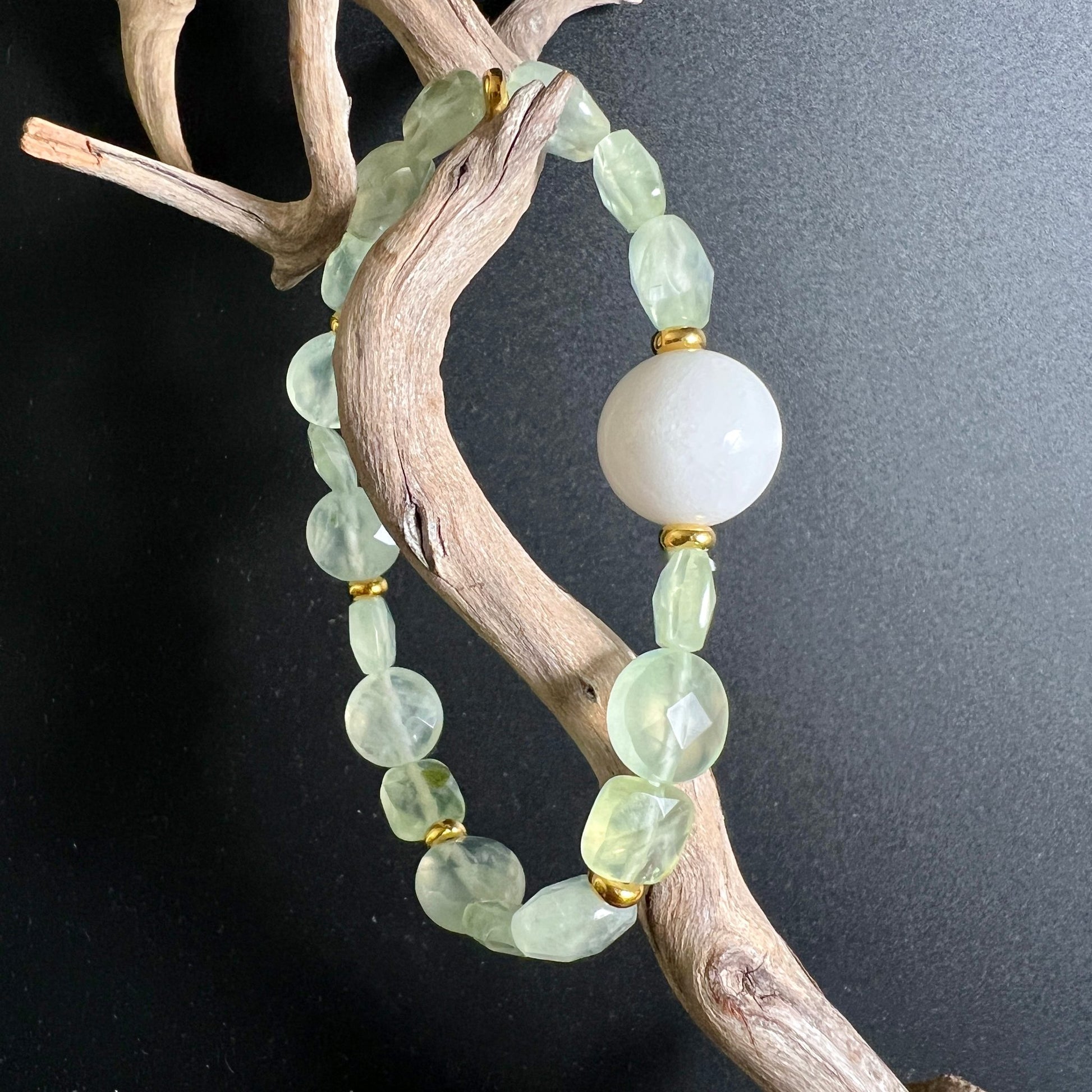 Prehnit | weisse Jade Armband | Treibholz Ast | facettierte Perlen Mali | goldene Akzente | Happy Minerals