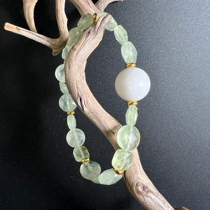 Prehnit | weisse Jade Armband | Treibholz Ast | facettierte Perlen Mali | goldene Akzente | Happy Minerals