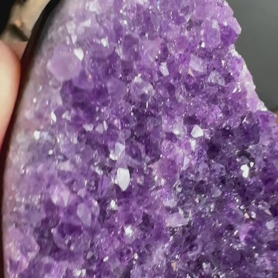 Uruguay Amethyst Geode, ca. 8cm, in hellem Licht-  Schutz und Ladestein in einem.