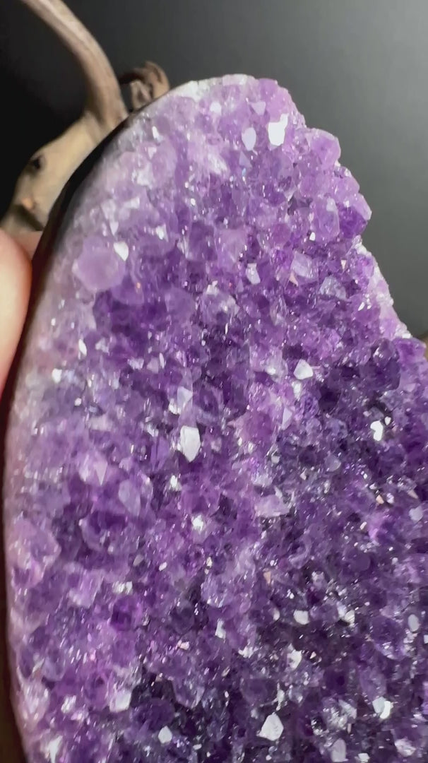 Uruguay Amethyst Geode, ca. 8cm, in hellem Licht-  Schutz und Ladestein in einem.