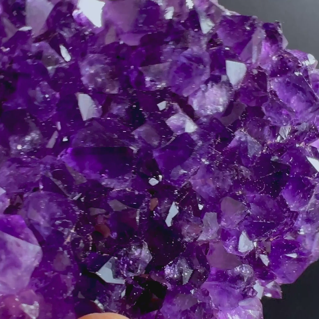 Video von Uruguay Amethyst mit tiefvioletten Kristallspitzen auf dunklem Untergrund, perfekt als Geschenk | Happy Minerals