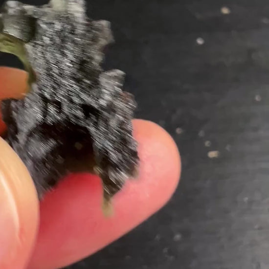 Moldavit Besednice 13 Karat ca. 29mm | Tektit Sammlerstück | Tschechien Video | Happy Minerals