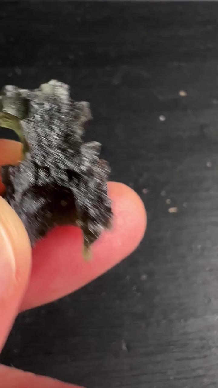 Moldavit Besednice 13 Karat ca. 29mm | Tektit Sammlerstück | Tschechien Video | Happy Minerals