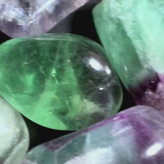 Polierte Regenbogenfluorit - bunte Handschmeichler mit sanftem Glanz und Farbbändern