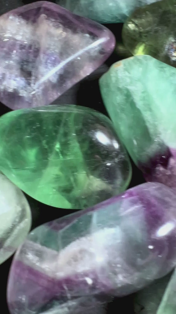 Polierte Regenbogenfluorit - bunte Handschmeichler mit sanftem Glanz und Farbbändern