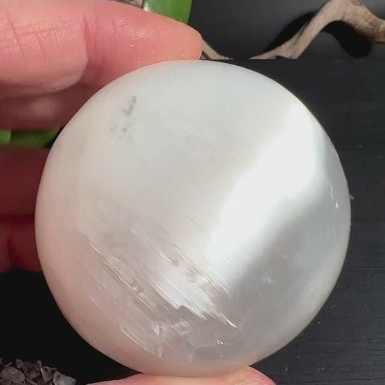 Hochglanzpolierte Selenitkugel Premium-Qualität mit milchig-weißem Schimmer aus Marokko