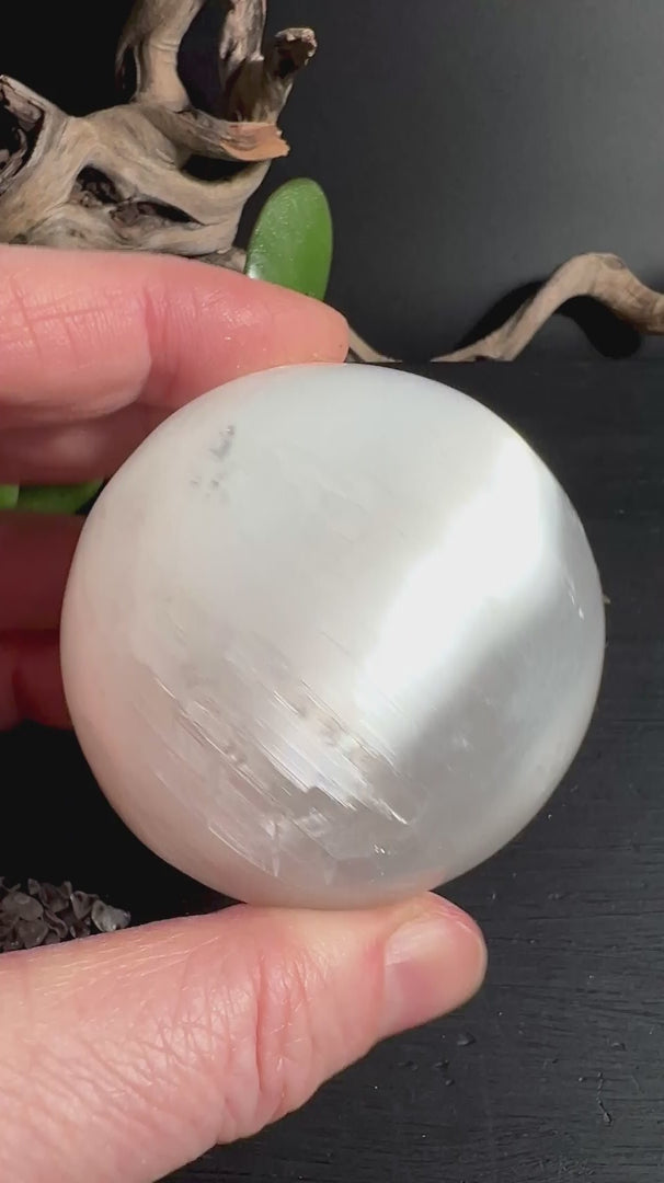 Hochglanzpolierte Selenitkugel Premium-Qualität mit milchig-weißem Schimmer aus Marokko