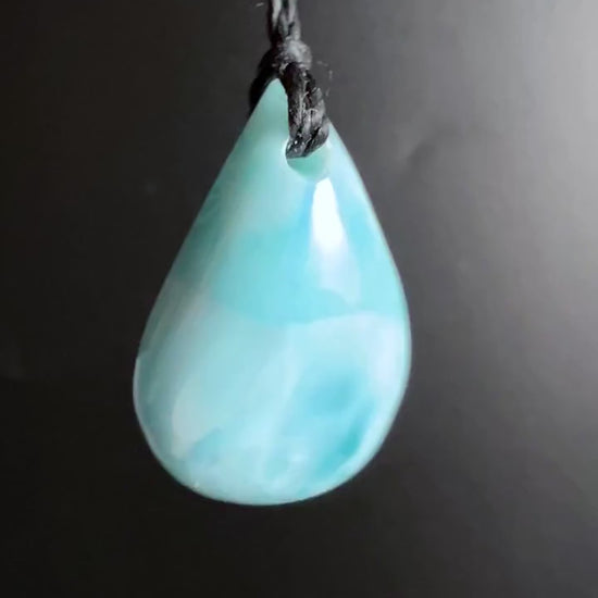 Larimar Anhänger Tropfen 24mm | Ruhe und Wassermagie fürs Halschakra Video | Happy Minerals