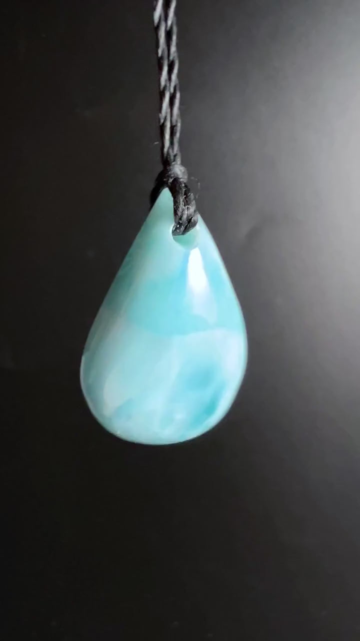 Larimar Anhänger Tropfen 24mm | Ruhe und Wassermagie fürs Halschakra Video | Happy Minerals
