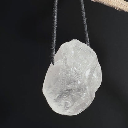 Großer Bergkristallanhänger mit Band. Roh und naturbelassen, ca. 43mm | Happy Minerals