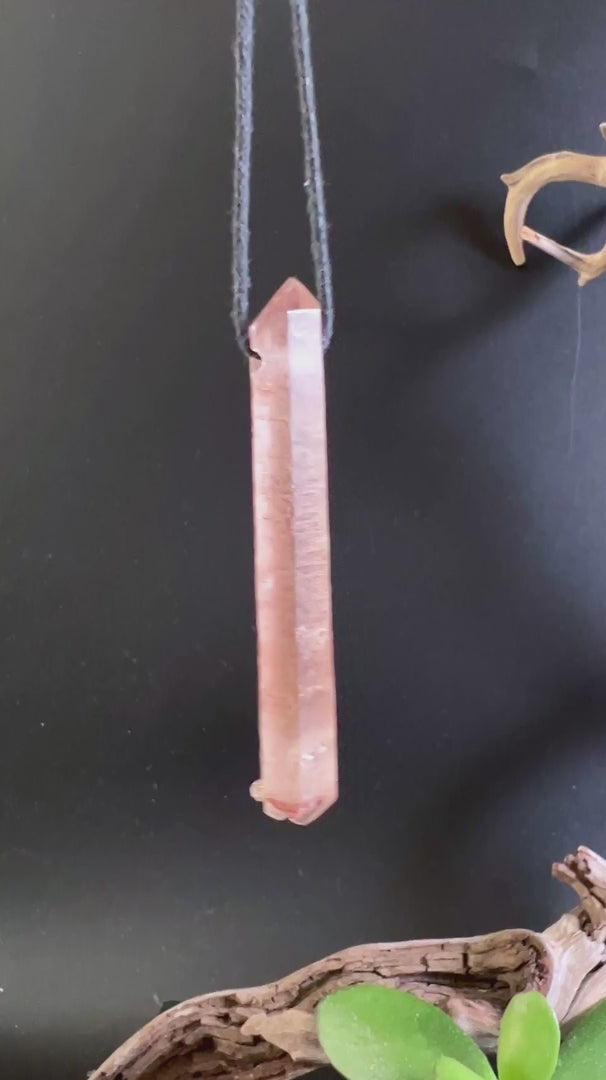 lithiumquarz-anhaenger-gebohrt-textilband-happy-minerals