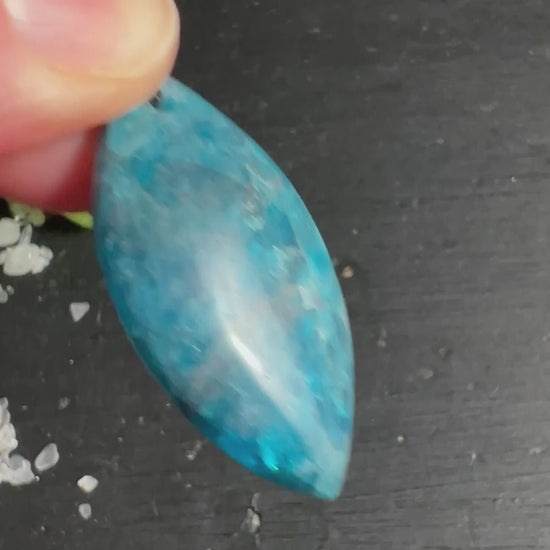 Blauer Apatit Anhänger in Marquise Form leuchtend tuerkis