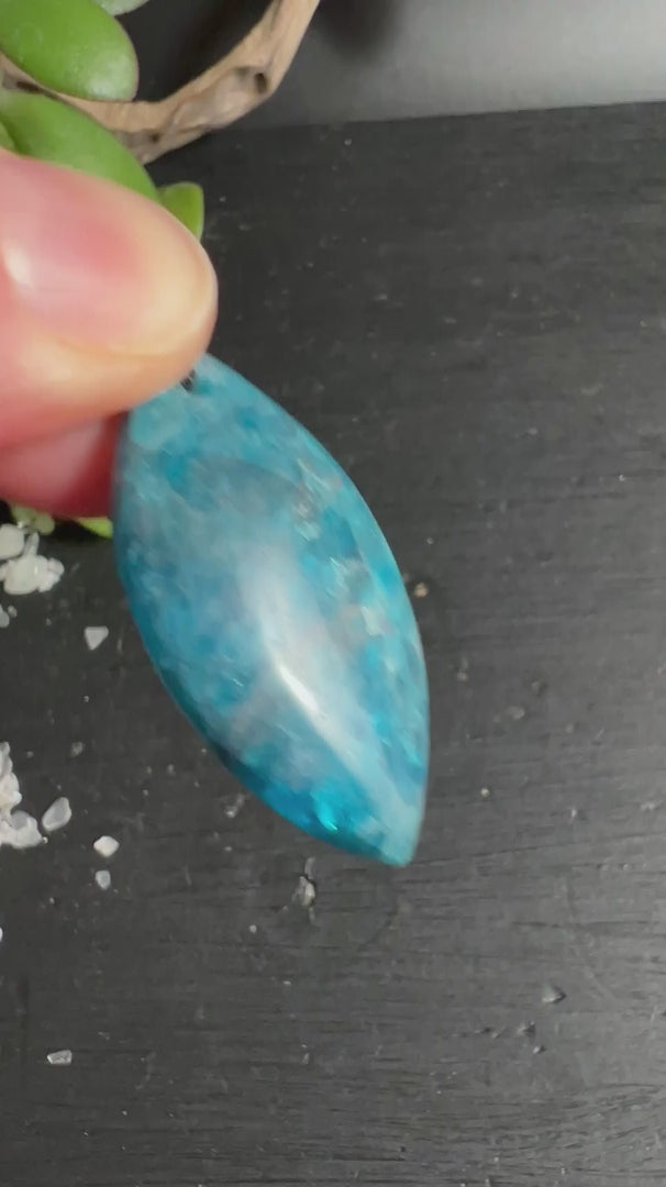 Blauer Apatit Anhänger in Marquise Form leuchtend tuerkis