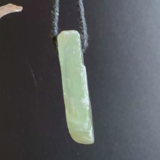 Gruener Calcit Anhaenger roh mit Band