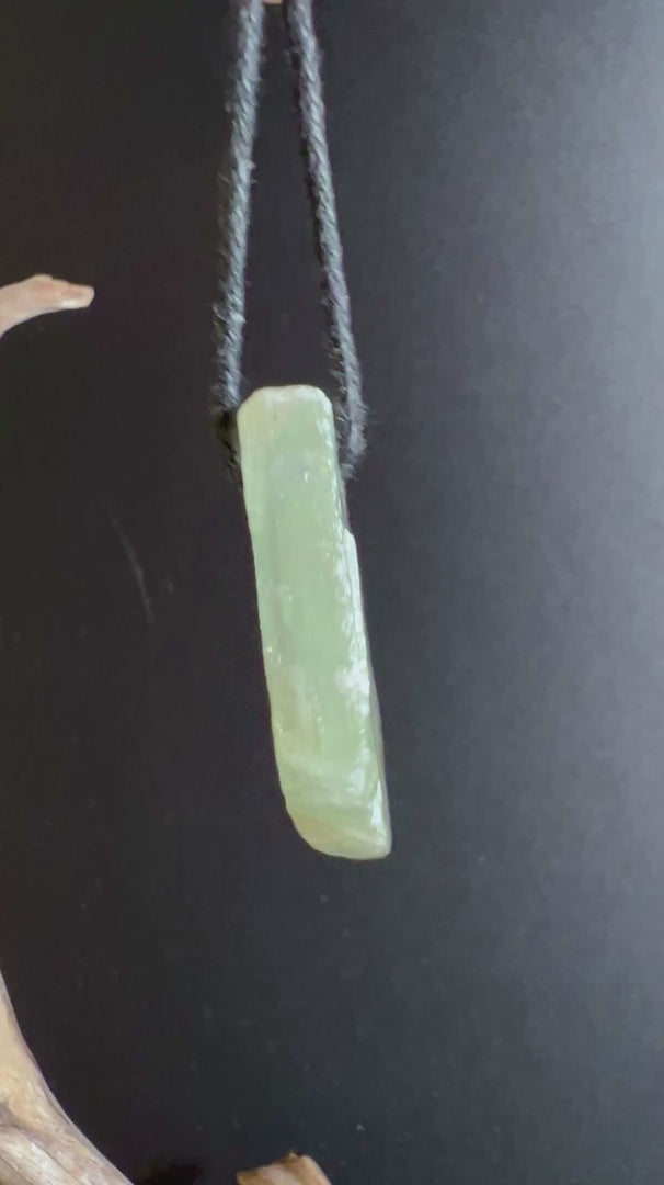 Gruener Calcit Anhaenger roh mit Band