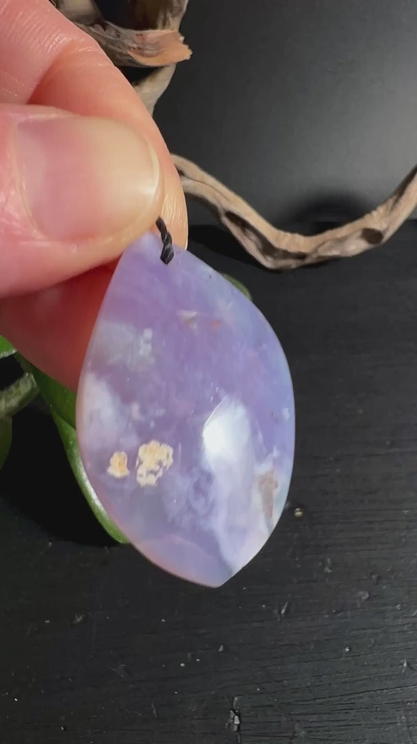 Lila Chalcedon Tropfen in Hand zeigt Größe 38mm | Satte Fliederfarbe | Happy Minerals